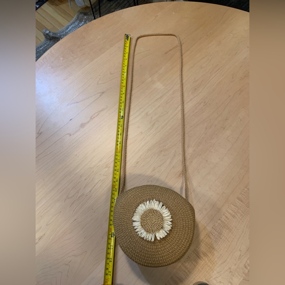 Small round straw bag with flower detail - Picture 5 of 5